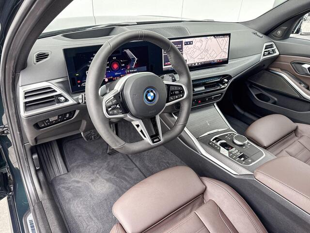 BMW 3-SERIE Touring 330e M-Sport Pro / Active Cruise Controle / Head Up Display / Glazen Schuifdak / Harman Kardon Audio / Driving Assistant / Stuurwielrandverwarming / 19 '' / Individual kleur
