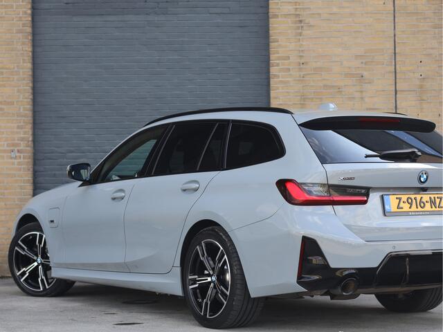 BMW 3-SERIE Touring 330e xDrive M Sport | Pano | Haak | Camera | Sfeerverlichting