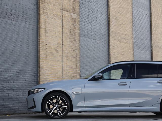 BMW 3-SERIE Touring 330e xDrive M Sport | Pano | Haak | Camera | Sfeerverlichting