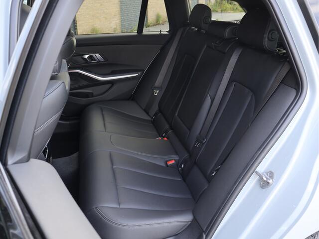 BMW 3-SERIE Touring 330e xDrive M Sport | Pano | Haak | Camera | Sfeerverlichting