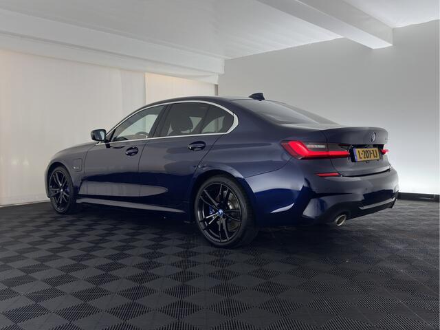 BMW 3-SERIE 320e Business Edition Plus (INCL-BTW) Aut. *LEATHER | PANO | FULL-LED | HEATED-SPORTSEATS | NAVI-FULLMAP | KEYLESS | PRIVACY-GLASS | ECC | PDC | CRUISE | 19''ALU*