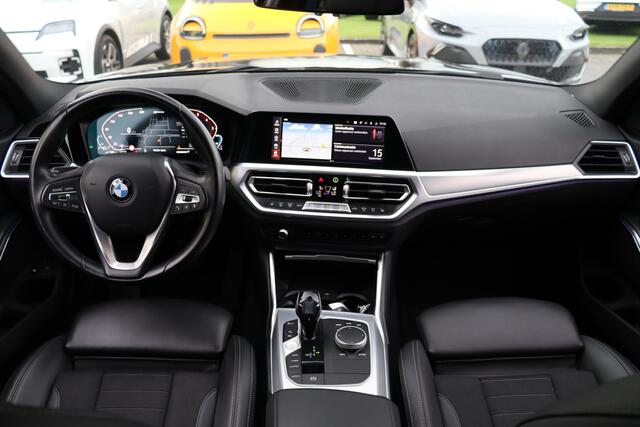 BMW 3-SERIE Touring 330e PHEV | Elek. Trekhaak | Camera | Stoelverwarming | LED | Navigatie
