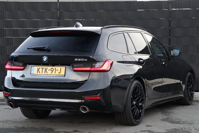 BMW 3-SERIE Touring 330e PHEV | Elek. Trekhaak | Camera | Stoelverwarming | LED | Navigatie