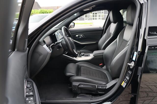 BMW 3-SERIE Touring 330e PHEV | Elek. Trekhaak | Camera | Stoelverwarming | LED | Navigatie