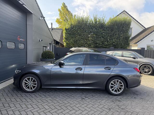 BMW 3-SERIE 320i xDrive High Executive Edition | Navigatie | Head-Up Display | DAB | Privacy Glass | Lederen Bekleding |