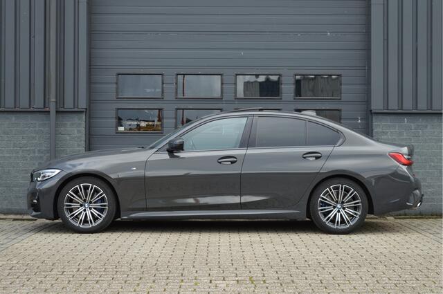BMW 3-SERIE 330i High Executive | M-PAKKET | ACC | SCHUIFDAK | TREKHAAK |