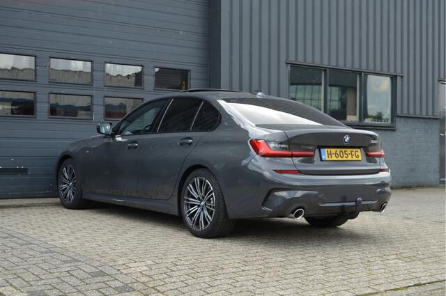 BMW 3-SERIE 330i High Executive | M-PAKKET | ACC | SCHUIFDAK | TREKHAAK |