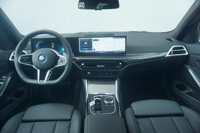 BMW 3-SERIE Touring 330e | M Sportpakket Pro | Comfort Pack | M Performance velgen | Comfort Access