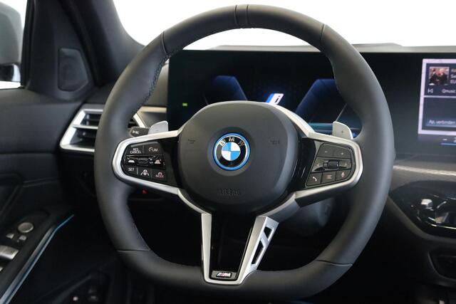 BMW 3-SERIE Touring 330e High Executive | M Sportpakket Pro | Innovation Pack | Comfort Pack | Individual Lak