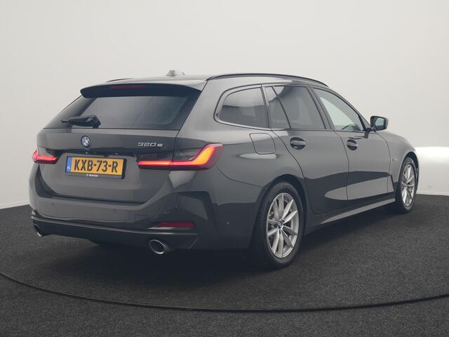 BMW 3-SERIE Touring 320e Facelift 204pk PHEV Dealer O.H. | Dravitgrau metallic | Head Up | Camera | Widescreen Navi | Stoelverwarming | Apple Carplay | Blis | Adaptive LED | Park Assist | DAB | Plug In Hybrid |