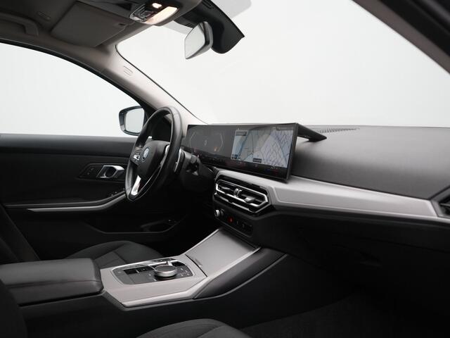 BMW 3-SERIE Touring 320e Facelift 204pk PHEV Dealer O.H. | Dravitgrau metallic | Head Up | Camera | Widescreen Navi | Stoelverwarming | Apple Carplay | Blis | Adaptive LED | Park Assist | DAB | Plug In Hybrid |