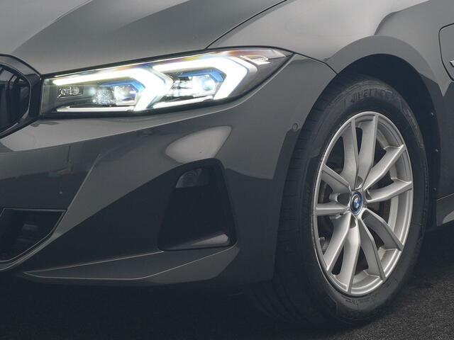 BMW 3-SERIE Touring 320e Facelift 204pk PHEV Dealer O.H. | Dravitgrau metallic | Head Up | Camera | Widescreen Navi | Stoelverwarming | Apple Carplay | Blis | Adaptive LED | Park Assist | DAB | Plug In Hybrid |