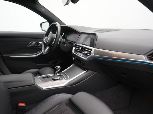 BMW 3-SERIE Touring 320e xDrive M Sport PHEV Dealer O.H. | Camera | Alcantara Sportstoelen & Stuur Verwarmd | Sfeerverlichting | Keyless | Blis | Apple Carplay | Navigatie | DAB | 18"L.M | Plug In Hybrid |