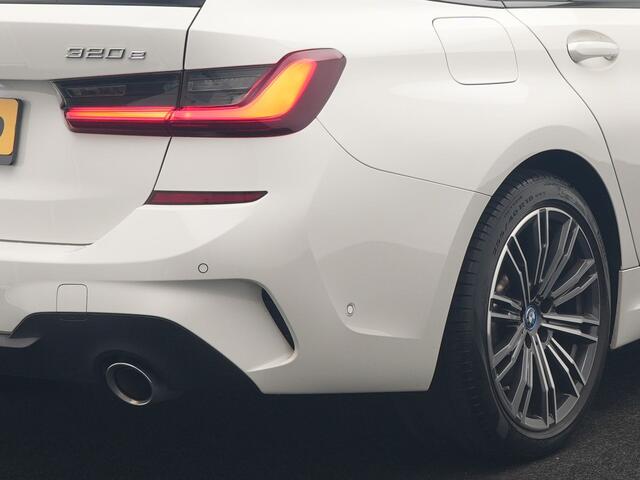 BMW 3-SERIE Touring 320e xDrive M Sport PHEV Dealer O.H. | Camera | Alcantara Sportstoelen & Stuur Verwarmd | Sfeerverlichting | Keyless | Blis | Apple Carplay | Navigatie | DAB | 18"L.M | Plug In Hybrid |