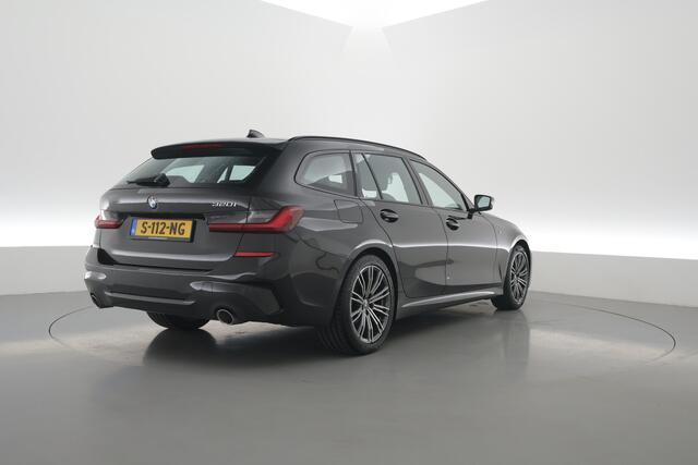 BMW 3-SERIE Touring 320i M Sport | Rijklaar! | Dig. Cockpit | Stoelverw. | Adapt. Cruise | PDC | Nav+App.Connect | Sfeerverl. | Climate | E-Klep | LED | 18'' V