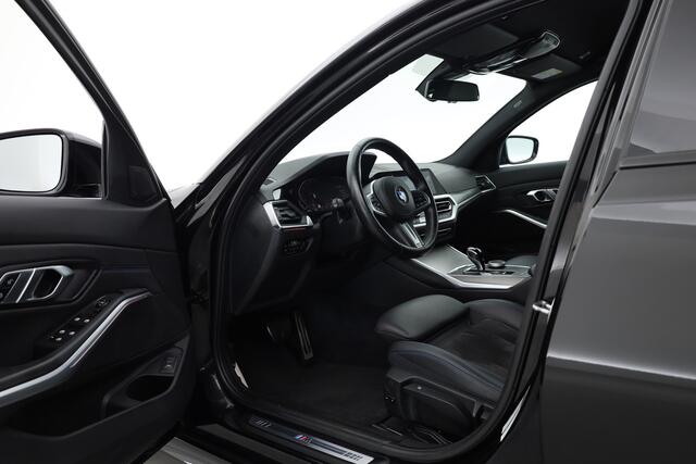 BMW 3-SERIE Touring 320i M Sport | Rijklaar! | Dig. Cockpit | Stoelverw. | Adapt. Cruise | PDC | Nav+App.Connect | Sfeerverl. | Climate | E-Klep | LED | 18'' V