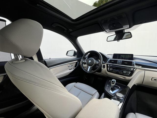 BMW 3-SERIE 320i Luxury Edition / Dealer Onderhouden / Schuif-Kantel Dak / DAB / 19" Lichtmetalen Sport Velgen / Led Koplampen / Cruise Control / HiFi Audio / Parkeersensoren Voor&Achter / Full-Map Navigatie /