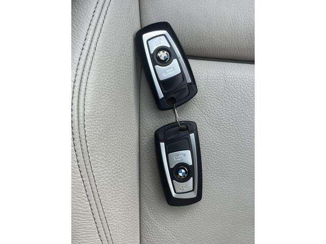 BMW 3-SERIE 320i Luxury Edition / Dealer Onderhouden / Schuif-Kantel Dak / DAB / 19" Lichtmetalen Sport Velgen / Led Koplampen / Cruise Control / HiFi Audio / Parkeersensoren Voor&Achter / Full-Map Navigatie /