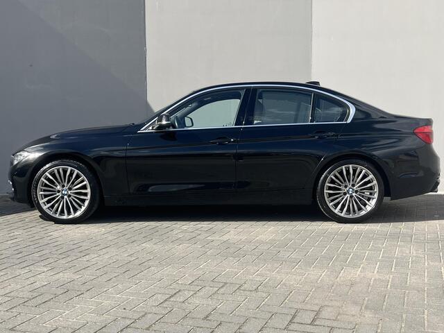 BMW 3-SERIE 320i Luxury Edition / Dealer Onderhouden / Schuif-Kantel Dak / DAB / 19" Lichtmetalen Sport Velgen / Led Koplampen / Cruise Control / HiFi Audio / Parkeersensoren Voor&Achter / Full-Map Navigatie /