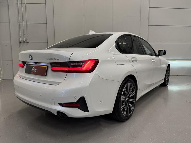 BMW 3-SERIE 320e Edition CAMERA/LEER-SPORT/MEMORY/LIVE COCKPIT PRO/LED/CARPLAY/SFEER/18"/PRIVACY/SHADOW-LINE/MINERALWEISS PARELMOER/NET OH BEURT GEHAD