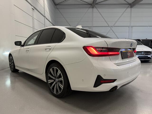 BMW 3-SERIE 320e Edition CAMERA/LEER-SPORT/MEMORY/LIVE COCKPIT PRO/LED/CARPLAY/SFEER/18"/PRIVACY/SHADOW-LINE/MINERALWEISS PARELMOER/NET OH BEURT GEHAD