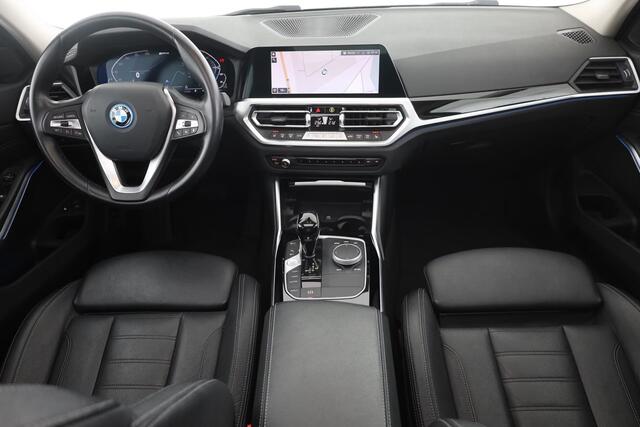 BMW 3-SERIE Touring 330e SPORTLINE ** LED, LEDER, PANO, TREKH, APPLE, ALARM, AMBIENTE, 18-inch LMV ** 1e EIG - Vol. BMW Onderh. ** ** INFORMEER OOK NAAR ONZE AANTREKKELIJKE FINANCIAL-LEASE TARIEVEN **