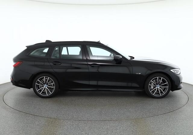 BMW 3-SERIE Touring 330e SPORTLINE ** LED, LEDER, PANO, TREKH, APPLE, ALARM, AMBIENTE, 18-inch LMV ** 1e EIG - Vol. BMW Onderh. ** ** INFORMEER OOK NAAR ONZE AANTREKKELIJKE FINANCIAL-LEASE TARIEVEN **