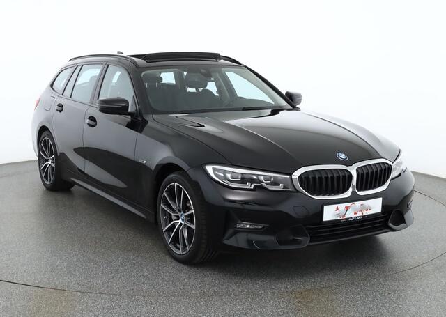 BMW 3-SERIE Touring 330e SPORTLINE ** LED, LEDER, PANO, TREKH, APPLE, ALARM, AMBIENTE, 18-inch LMV ** 1e EIG - Vol. BMW Onderh. ** ** INFORMEER OOK NAAR ONZE AANTREKKELIJKE FINANCIAL-LEASE TARIEVEN **