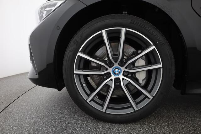 BMW 3-SERIE Touring 330e SPORTLINE ** LED, LEDER, PANO, TREKH, APPLE, ALARM, AMBIENTE, 18-inch LMV ** 1e EIG - Vol. BMW Onderh. ** ** INFORMEER OOK NAAR ONZE AANTREKKELIJKE FINANCIAL-LEASE TARIEVEN **