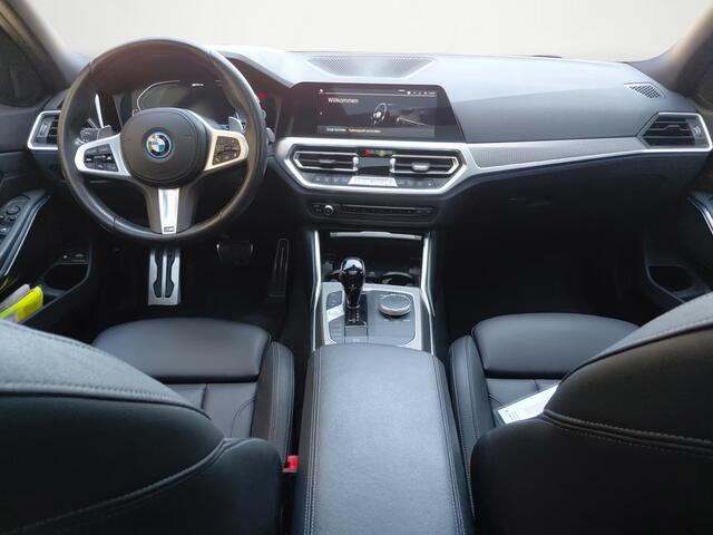 BMW 3-SERIE Touring 330e xDrive M-SPORT ** LED, LEDER, PANO, TREKH HuD, ALARM, 19-inch LMV ** 1e EIG - Vol. BMW Onderh. ** ** INFORMEER OOK NAAR ONZE AANTREKKELIJKE FINANCIAL-LEASE TARIEVEN **