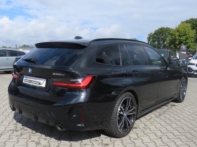 BMW 3-SERIE Touring 330e M-SPORT (LCI) ** LED, PANO, TREKH, H&K SOUND, HuD, 19-inch LMV ** UNFALLFREI - Vol. BMW Onderh. ** * INFORMEER OOK NAAR ONZE AANTREKKELIJKE FINANCIAL-LEASE TARIEVEN **