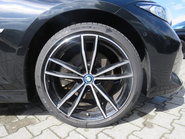 BMW 3-SERIE Touring 330e M-SPORT (LCI) ** LED, PANO, TREKH, H&K SOUND, HuD, 19-inch LMV ** UNFALLFREI - Vol. BMW Onderh. ** * INFORMEER OOK NAAR ONZE AANTREKKELIJKE FINANCIAL-LEASE TARIEVEN **