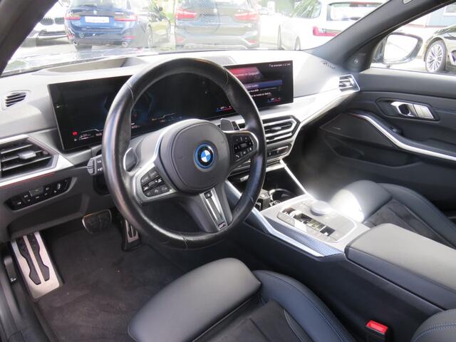 BMW 3-SERIE Touring 330e M-SPORT (LCI) ** LED, PANO, TREKH, H&K SOUND, HuD, 19-inch LMV ** UNFALLFREI - Vol. BMW Onderh. ** * INFORMEER OOK NAAR ONZE AANTREKKELIJKE FINANCIAL-LEASE TARIEVEN **
