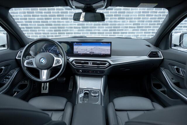 BMW 3-SERIE Touring 320e | M-Sport | Panoramadak | Trekhaak | Sportstoelen | Parkeersensoren | Lichtmetalen Velgen 18 inch | Stoelverwarming | Cruise Control Adaptief | Dodehoekdetectie | Live Cockpit Plus | Connected Professional | Plug-in Hybrid (PHEV)