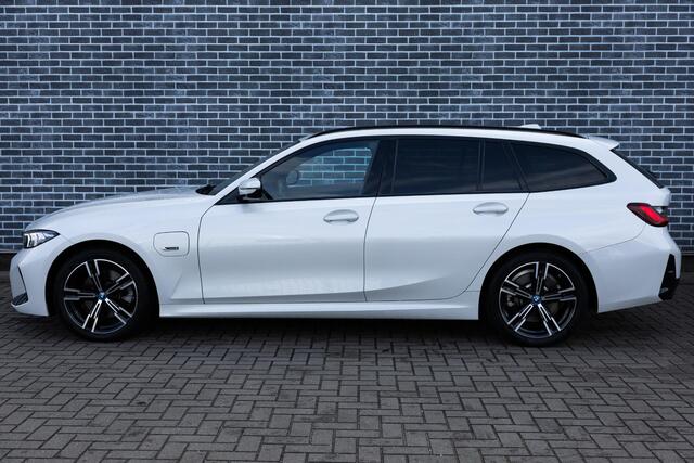 BMW 3-SERIE Touring 320e | M-Sport | Panoramadak | Trekhaak | Sportstoelen | Parkeersensoren | Lichtmetalen Velgen 18 inch | Stoelverwarming | Cruise Control Adaptief | Dodehoekdetectie | Live Cockpit Plus | Connected Professional | Plug-in Hybrid (PHEV)