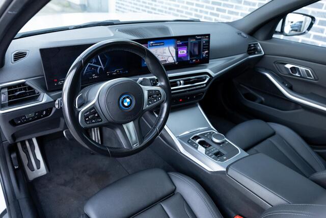 BMW 3-SERIE Touring 320e | M-Sport | Panoramadak | Trekhaak | Sportstoelen | Parkeersensoren | Lichtmetalen Velgen 18 inch | Stoelverwarming | Cruise Control Adaptief | Dodehoekdetectie | Live Cockpit Plus | Connected Professional | Plug-in Hybrid (PHEV)