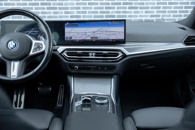 BMW 3-SERIE Touring 320e | M-Sport | Panoramadak | Trekhaak | Sportstoelen | Parkeersensoren | Lichtmetalen Velgen 18 inch | Stoelverwarming | Cruise Control Adaptief | Dodehoekdetectie | Live Cockpit Plus | Connected Professional | Plug-in Hybrid (PHEV)