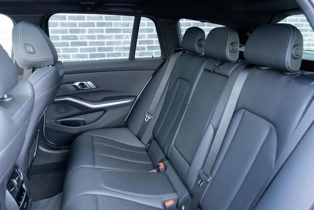 BMW 3-SERIE Touring 320e | M-Sport | Panoramadak | Trekhaak | Sportstoelen | Parkeersensoren | Lichtmetalen Velgen 18 inch | Stoelverwarming | Cruise Control Adaptief | Dodehoekdetectie | Live Cockpit Plus | Connected Professional | Plug-in Hybrid (PHEV)