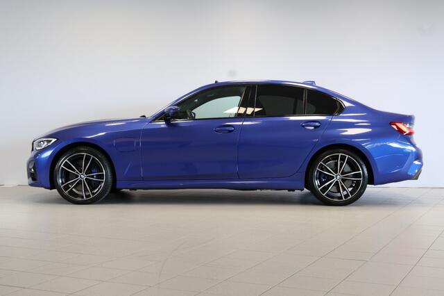 BMW 3-SERIE 330e M Sport Portimao Blau Schuifdak Laserlight Head-Up Harman Kardon Adaptief M-onderstel 19 791M Memory Com