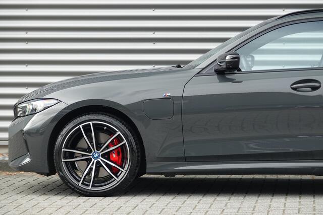 BMW 3-SERIE Touring 330e M-Sport Pro | Panodak | Trekhaak | H&K | HUD | Carbon | Memory | ACC |