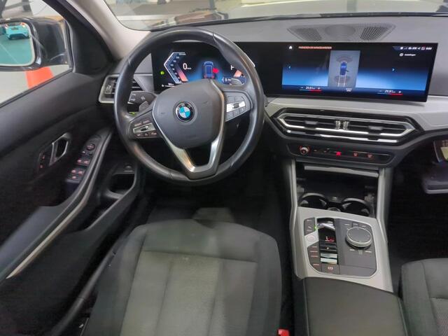 BMW 3-SERIE Touring 318i NL-AUTO | PANODAK | PDC | Curved Display – foto 3