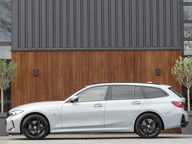 BMW 3-SERIE Touring 330e 292PK X-Drive M-Sport / Brooklyn / 2022 / pano / LED