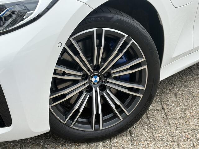 BMW 3-SERIE Touring 330e High Executive M-Sport Full Options | PANO I LED I Sportstoelen I Adapt Cruise I Head-Up I 18"LM |