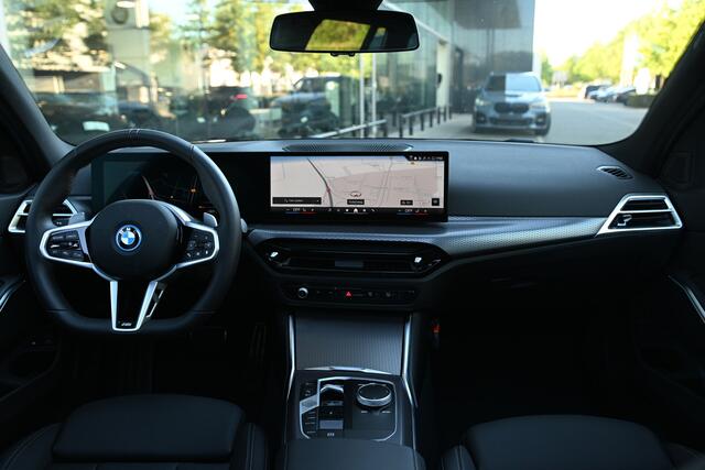 BMW 3-SERIE Touring 330e M Sport Automaat / Trekhaak / Panoramadak / Sportstoelen / Comfort Access / Achteruitrijcamera / Stoelverwarming