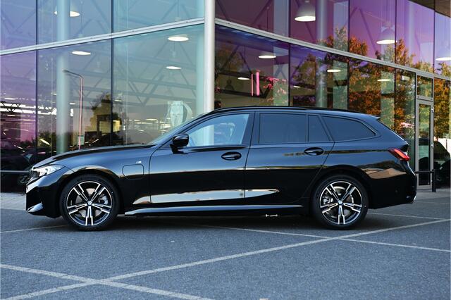 BMW 3-SERIE Touring 330e M Sport Automaat / Trekhaak / Panoramadak / Sportstoelen / Comfort Access / Achteruitrijcamera / Stoelverwarming