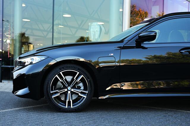 BMW 3-SERIE Touring 330e M Sport Automaat / Trekhaak / Panoramadak / Sportstoelen / Comfort Access / Achteruitrijcamera / Stoelverwarming