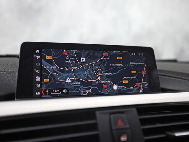 BMW 3-SERIE 318i M Sport High Executive Automaat (VIRTUAL COCKPIT, M PAKKET, GROOT NAVI, STOELVERWARMING, SPORT AUTOMAAT, SPORTSTOELEN, TREKHAAK, GETINT GLAS, PARKEERSENSOREN, NIEUWSTAAT)