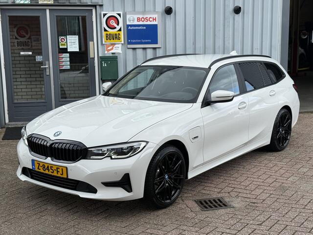 BMW 3-SERIE Touring 330e High Executive | LASER LED | 19 " | CAMERA | HEAD-UP | ELEKTR KLEP | NAVI | CARPLAY |