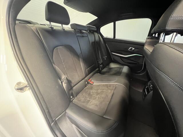 BMW 3-SERIE 320e | Navigatie/Android/Apple Carplay | M-Pakket | Sfeerverlichting | LM Velgen | Cruise Control | Airco |