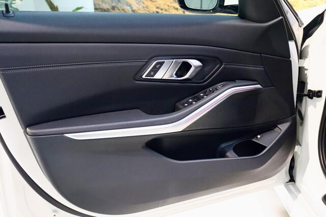BMW 3-SERIE 320e M Sport|Leder|Ambient|NL
